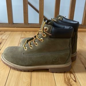 Boys size 5.5 or womens 7 Timberland. Army green color.